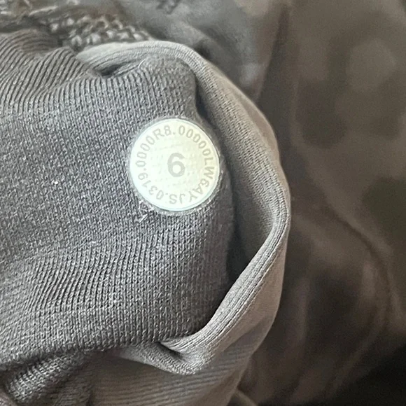 Lululemon High Rise Cropped Align Leggings w/ Cheetah Print Size 6 - Picture 4 of 5